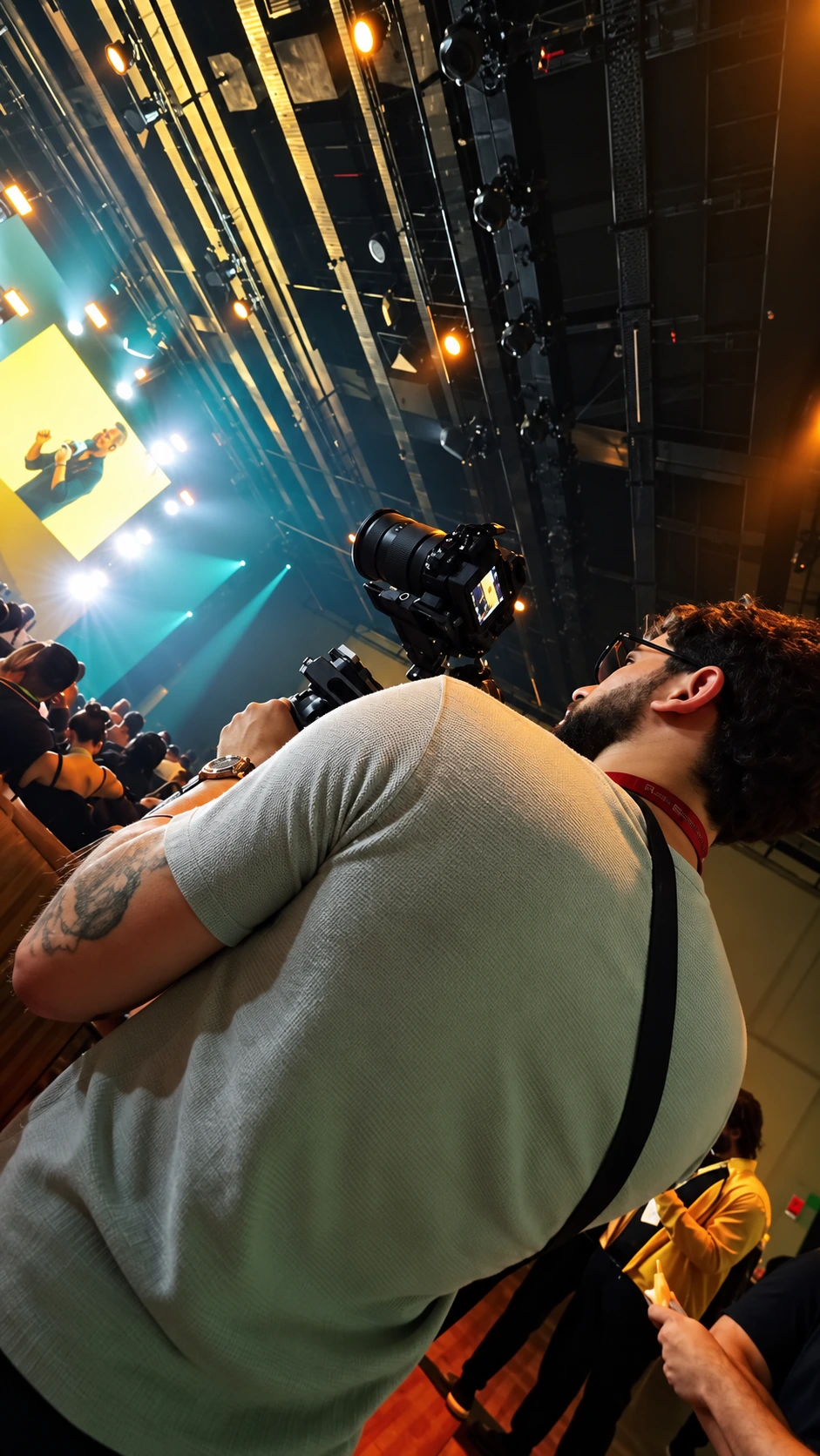 Captação de vídeo da Is'Art em cobertura de evento ao vivo, com câmera em tripé diante do palco