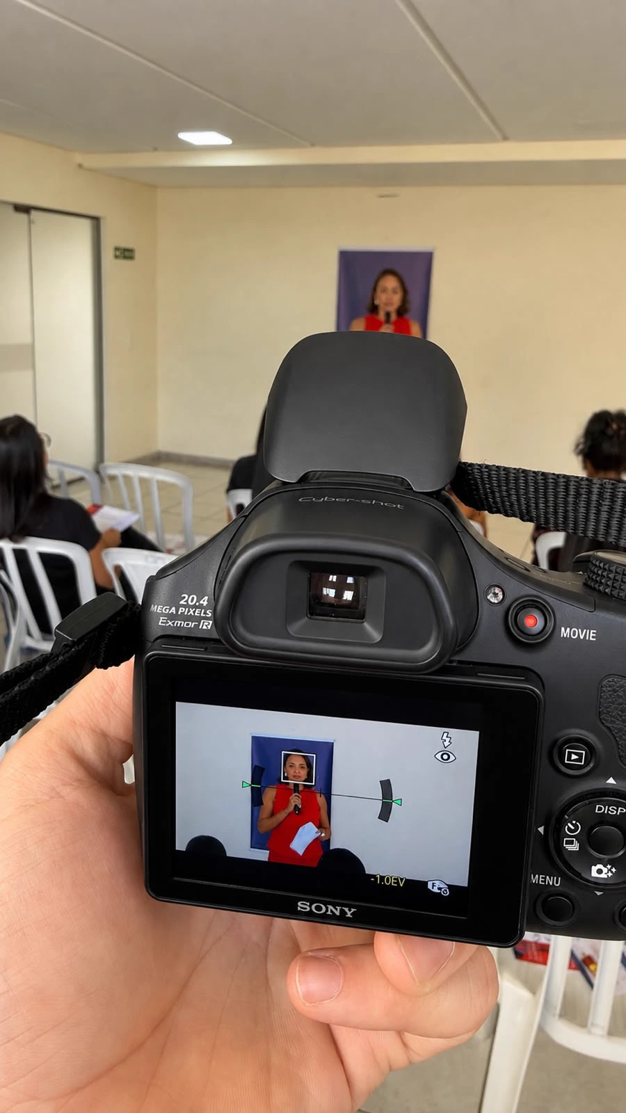 Captação de foto e vídeo da Is'Art em palestra corporativa, enquadrando a palestrante
